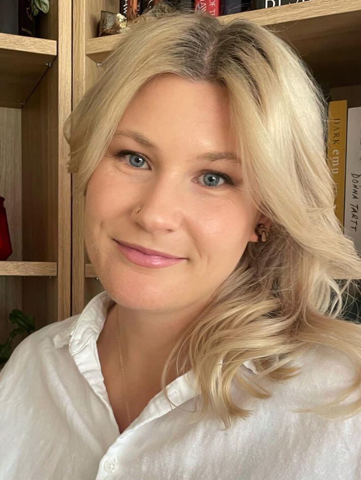 Image of Kirsten Doyle before a bookcase